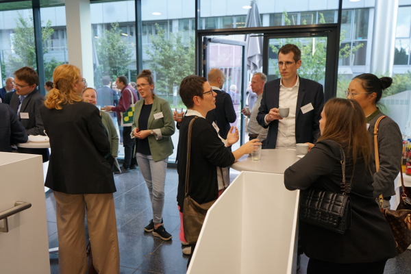 Netzwerken im Foyer