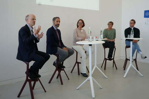 Podiumsdiskussion Dr. Aufderheide, Kaiser, Breuckmann (Moderatorin), Dr. Schaft, Dr. von Schlenk-Barnsdorf